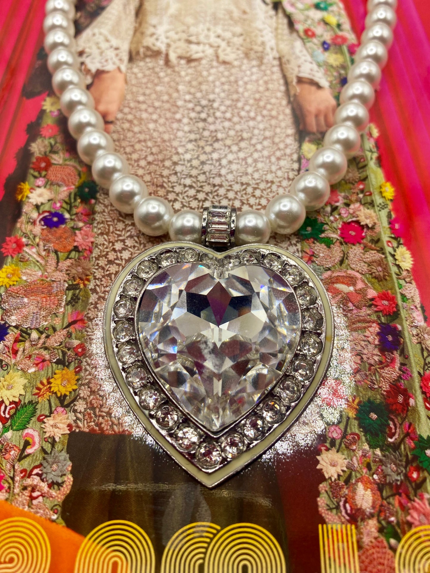 Collier de perles et cœur en cristal