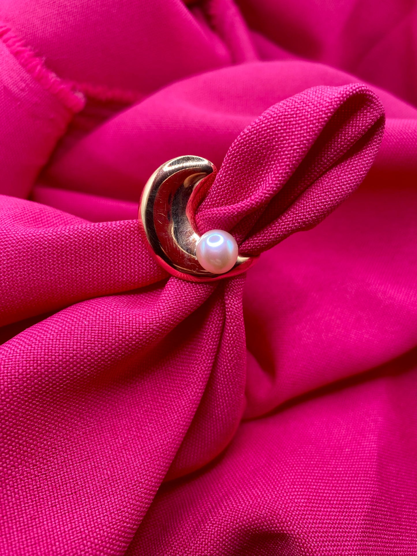 Wavy and pearly ring