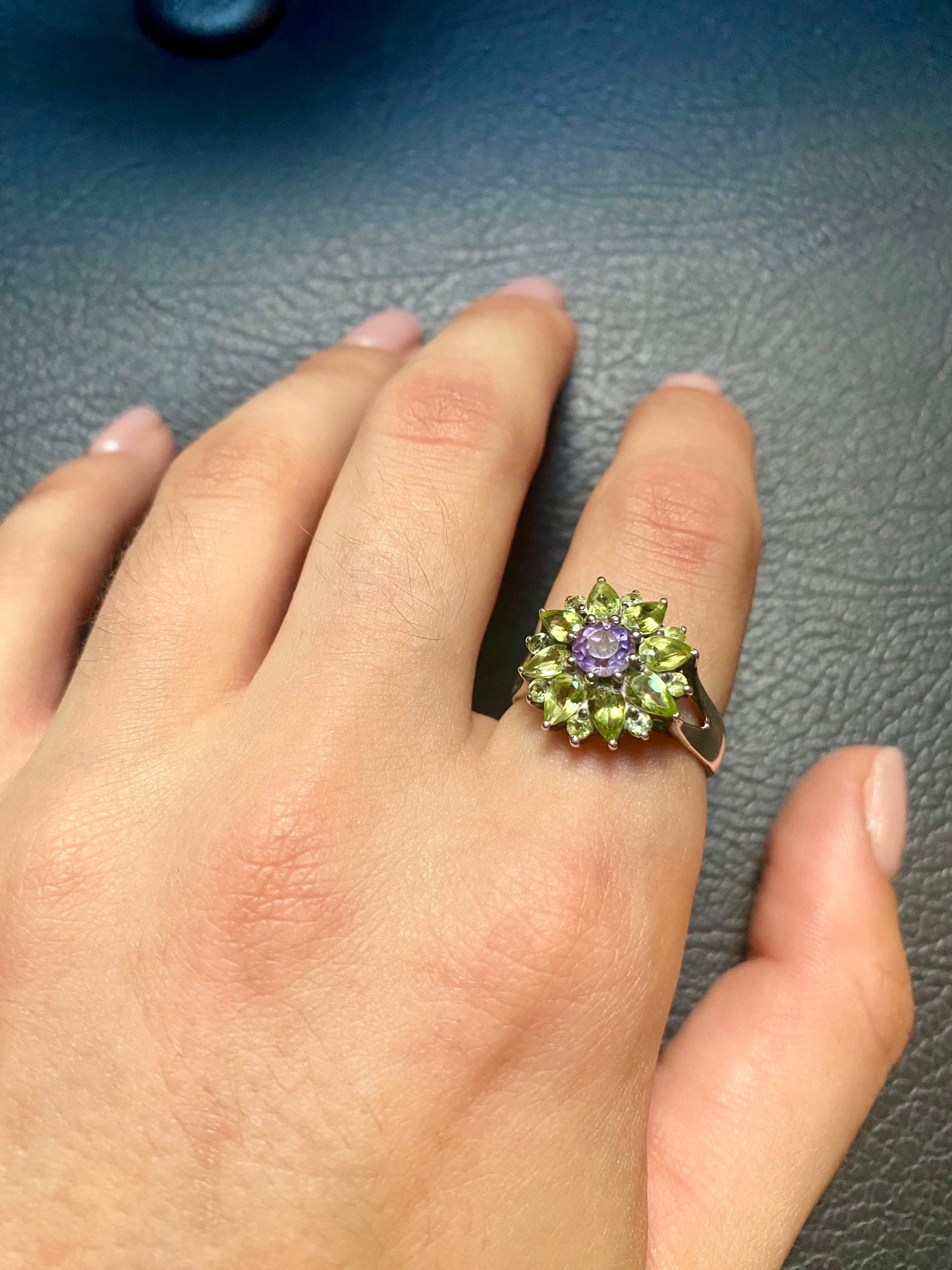 Bague en argent sertie d’améthyste et de péridots