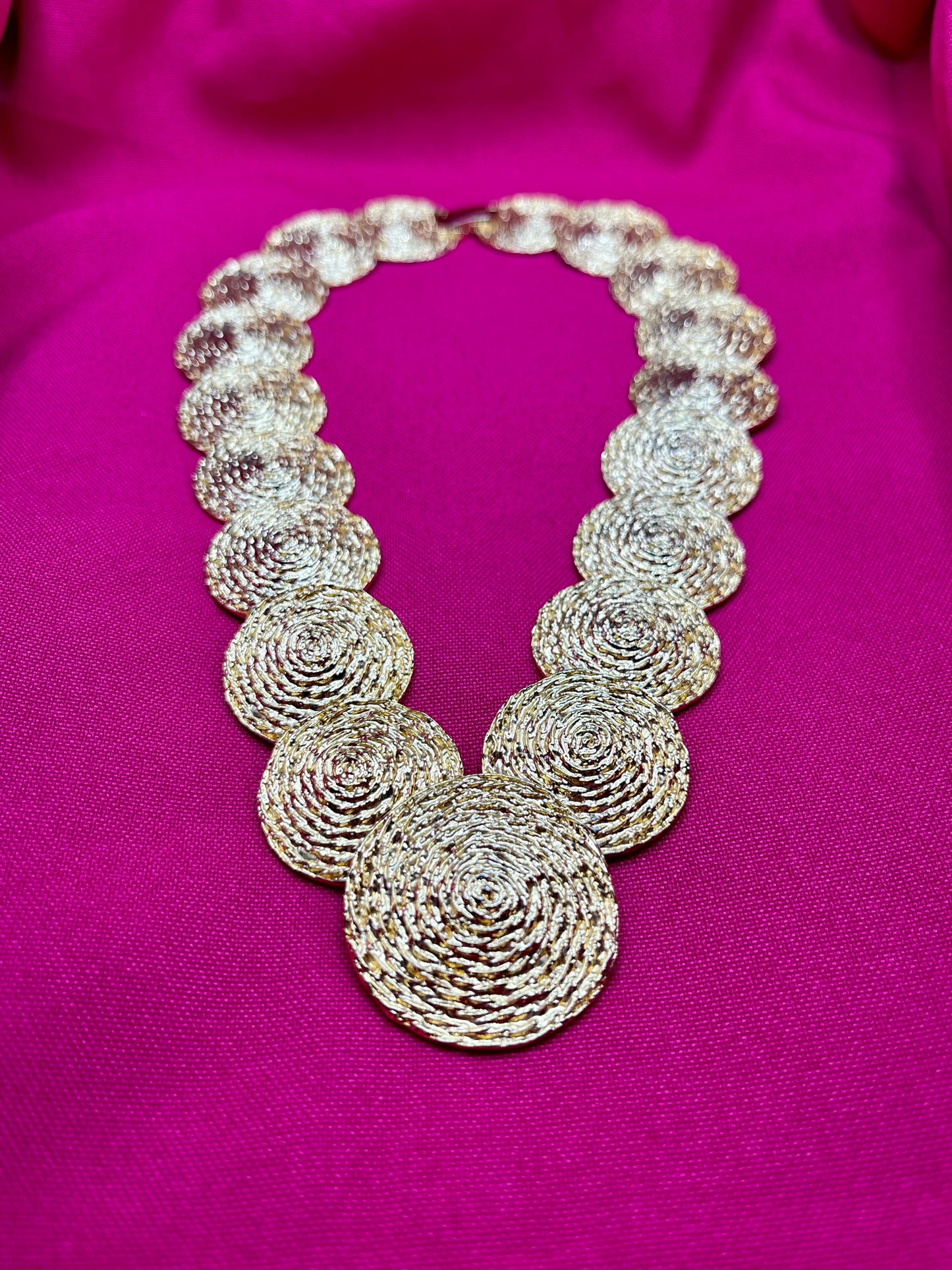 Round gold necklace