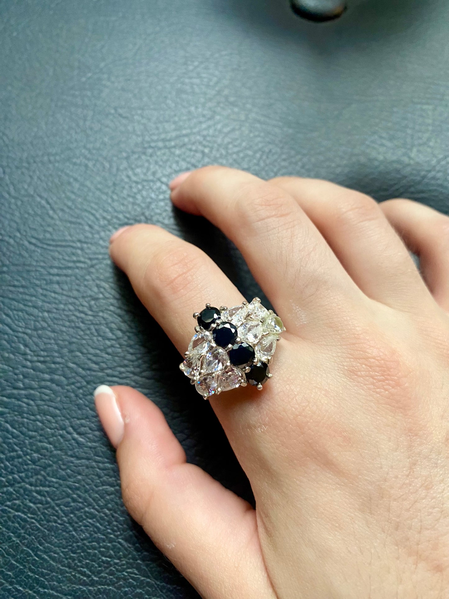 Black&white ring