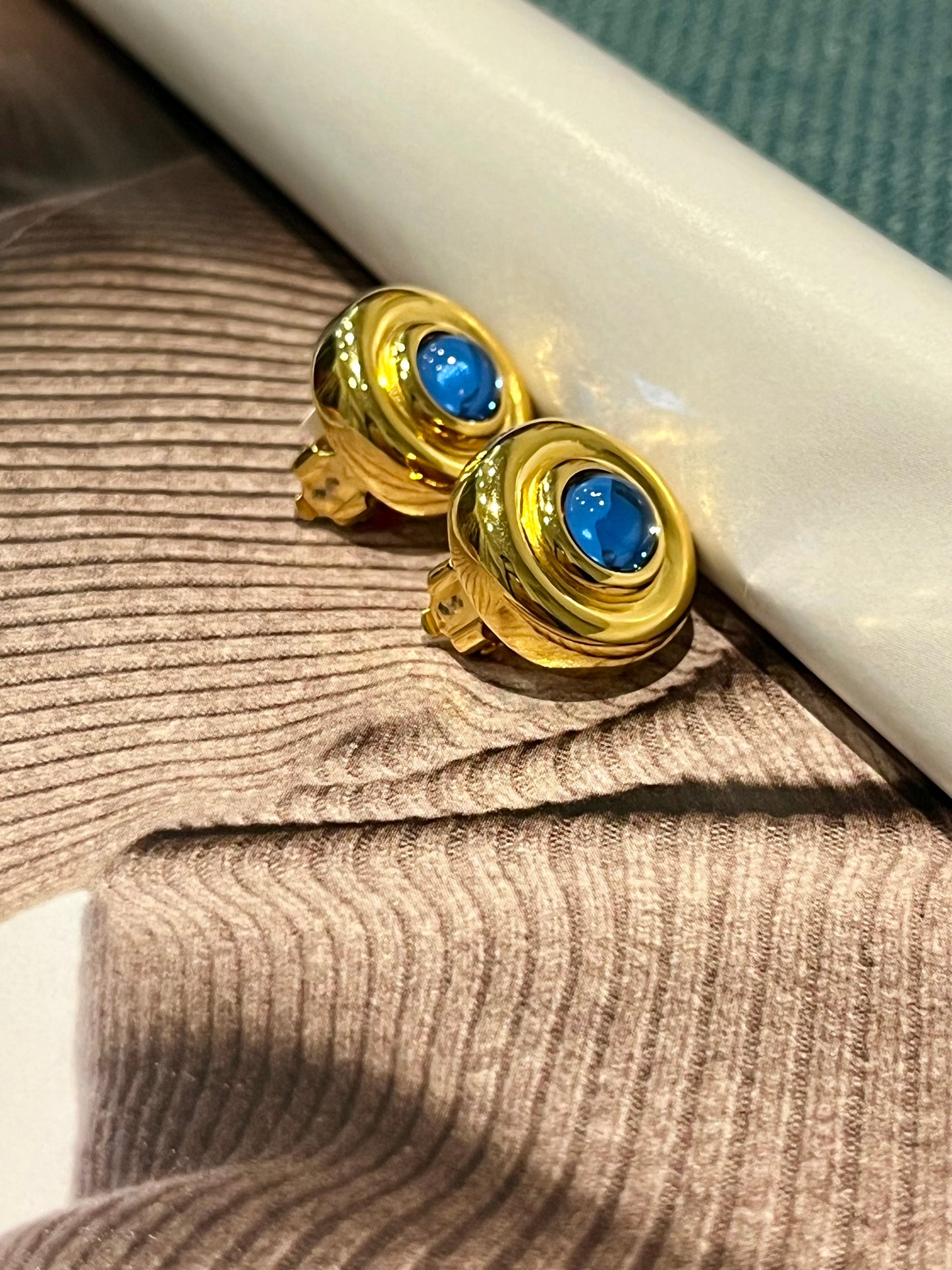 Round blue clips