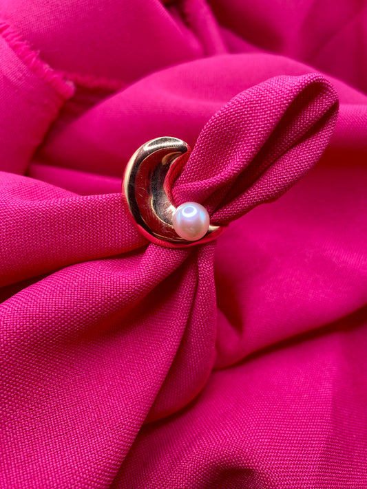 Wavy and pearly ring