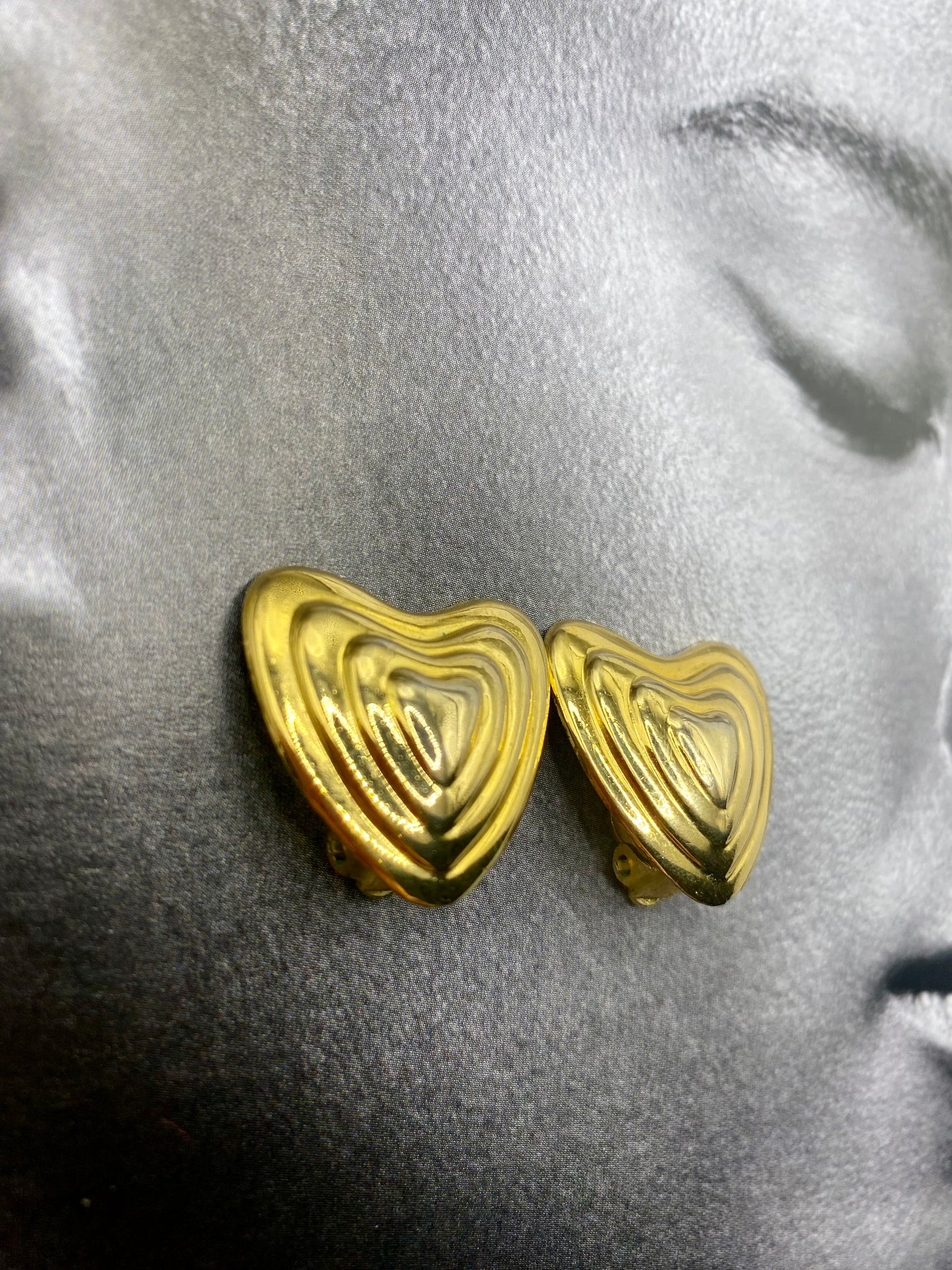 Escada heart clips