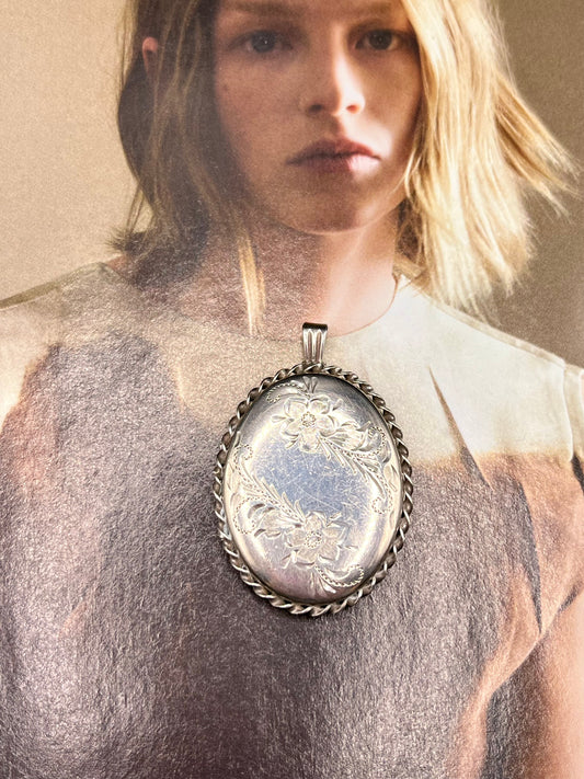 1918 photography pendant