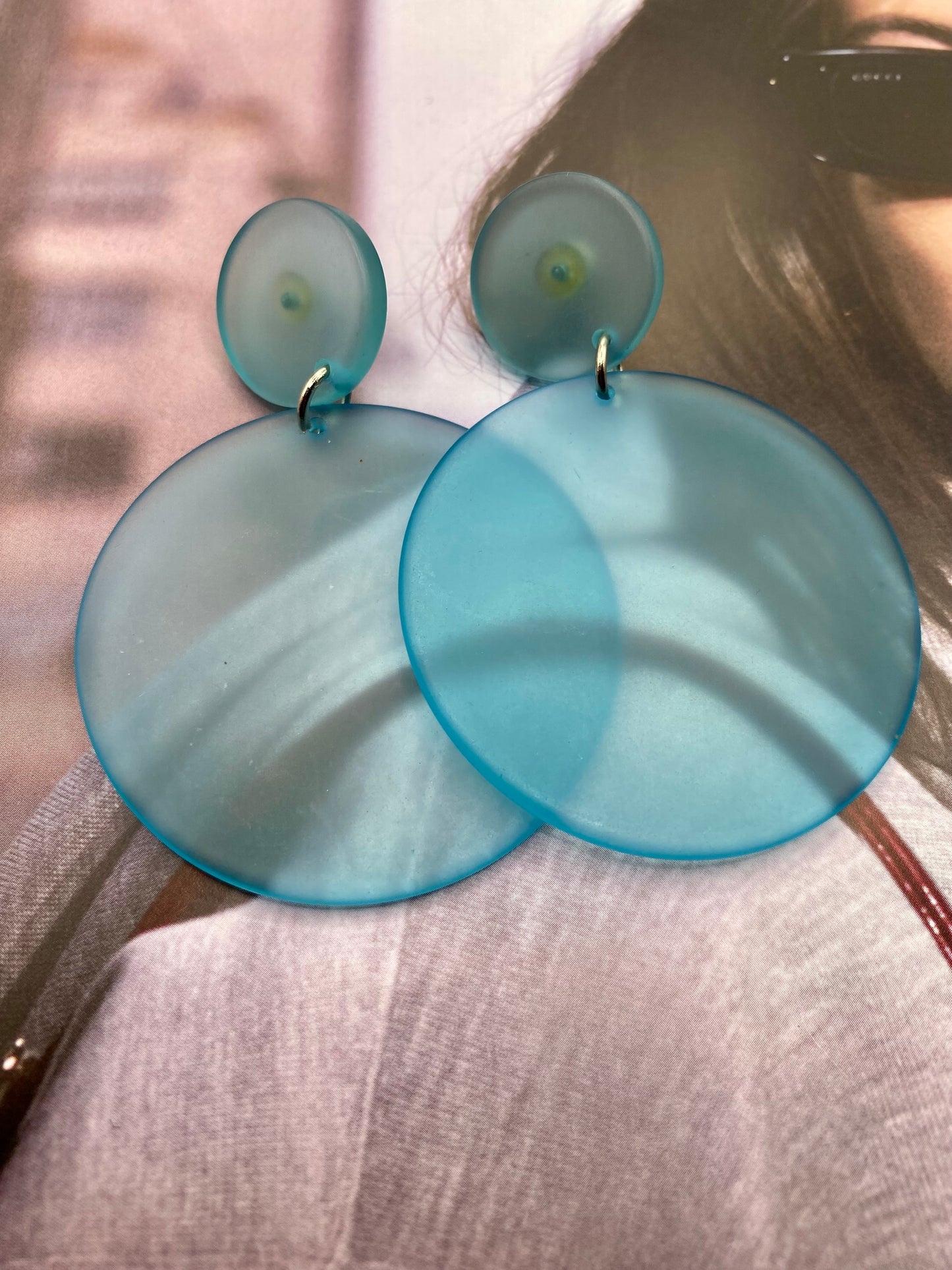 Round resin earrings