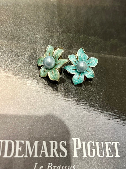 1960s Blue pearly clips