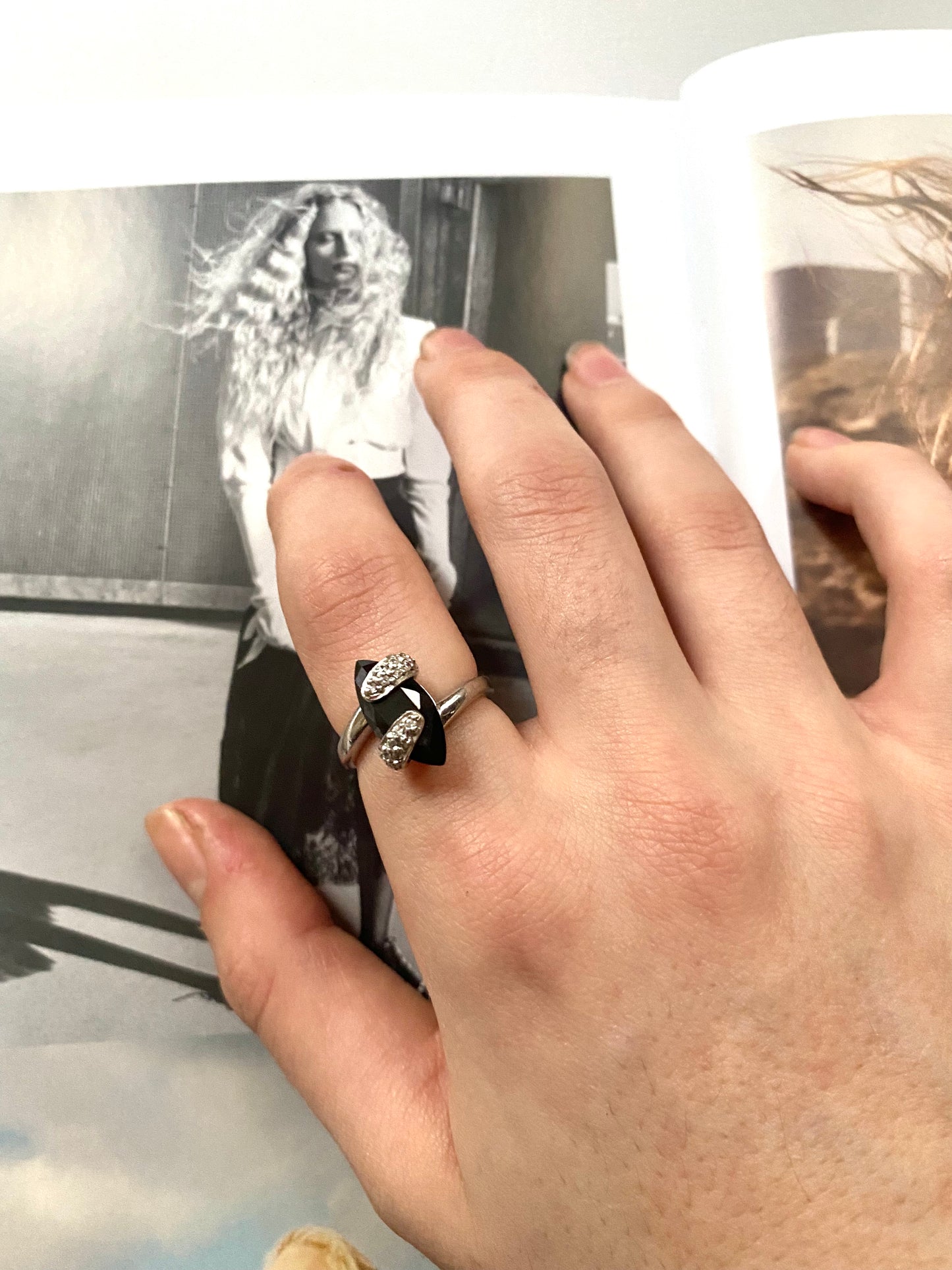 Onyx hug ring