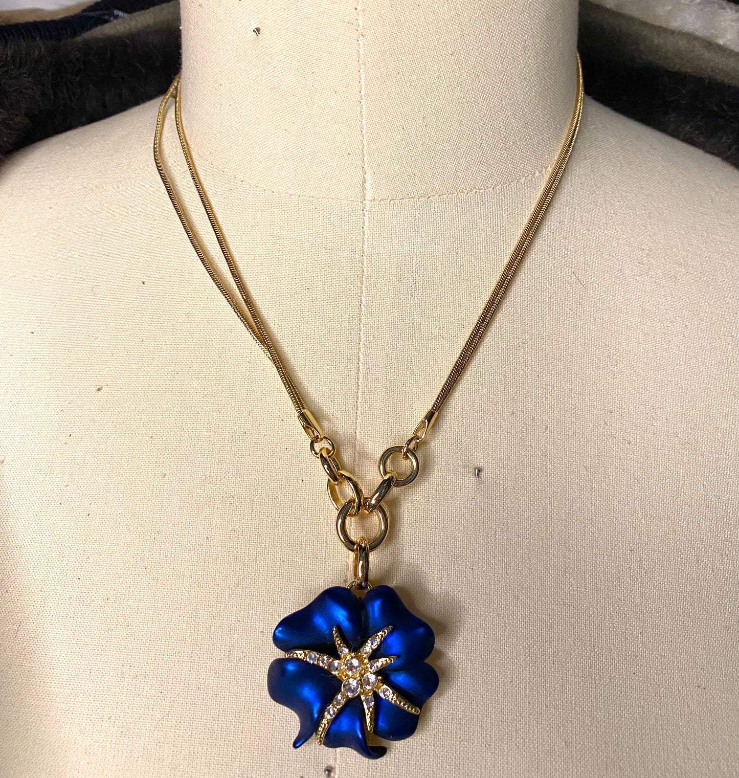 Collier fleur bleue